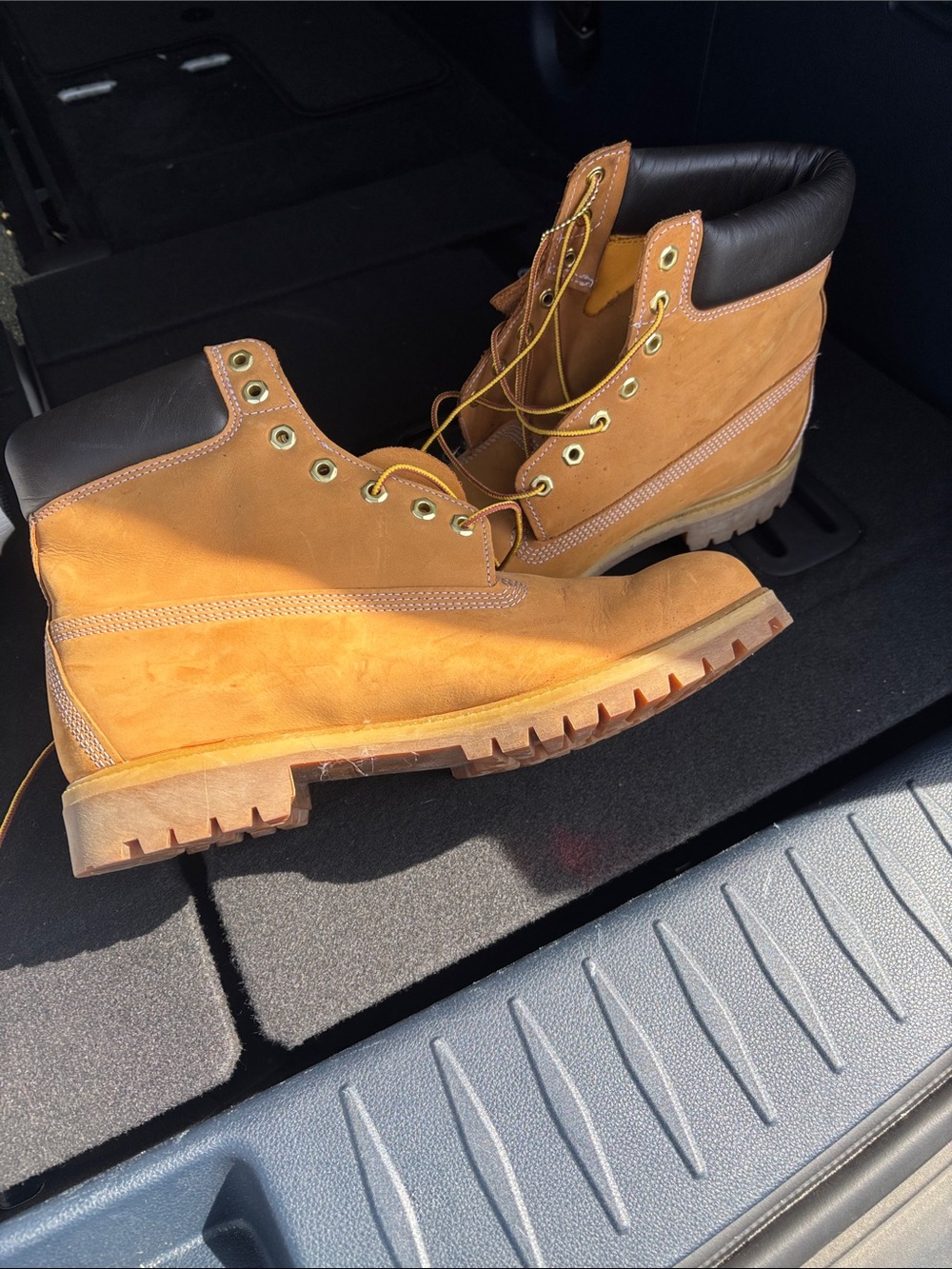 Timberland Men’s size 12 Wheat/Tan Leather Work Boots with Black Collar